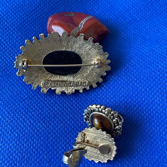 Brooch and screw on earrings. - Picture 3 of 5